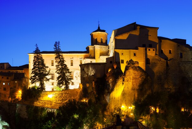 Vista nocturna de las casas medievales en las rocas