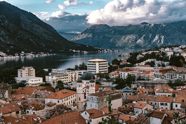 Vista nocturna del casco antiguo de la bahía de Kotor desde la montaña Lovcen