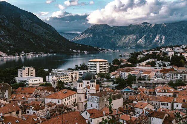 Vista nocturna del casco antiguo de la bahía de Kotor desde la montaña Lovcen