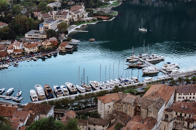 Vista nocturna del casco antiguo de la bahía de Kotor desde la montaña Lovcen