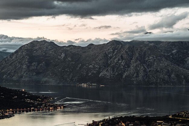 Vista nocturna del casco antiguo de la bahía de Kotor desde la montaña Lovcen