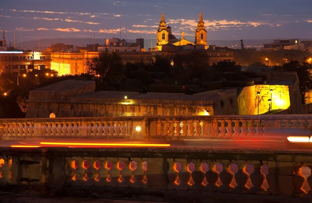 Vista nocturna de la ciudad de Malta