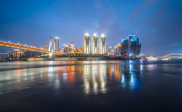 Vista nocturna de la ciudad