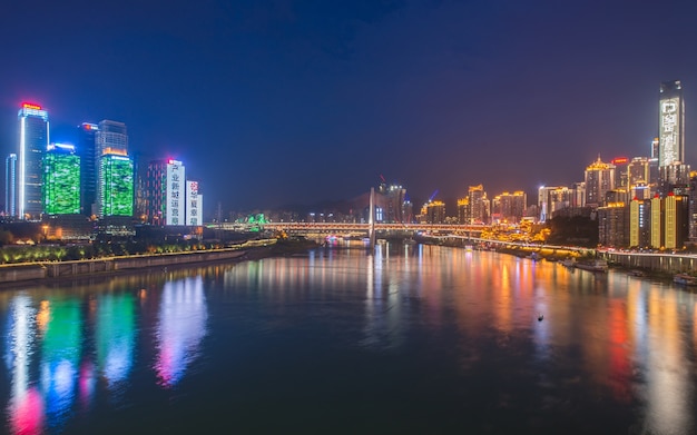 Vista nocturna de la ciudad