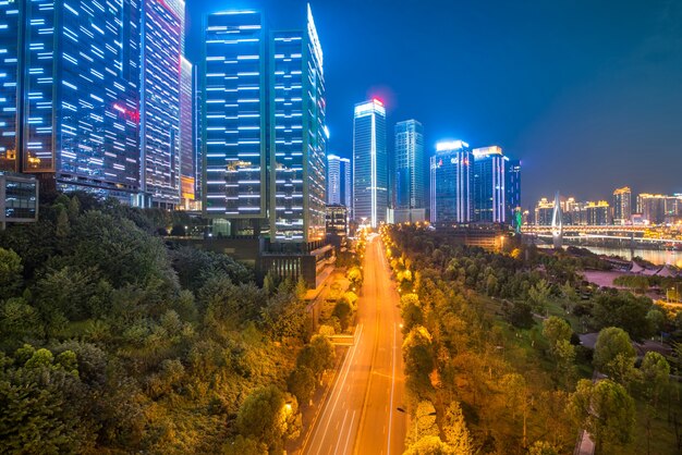 Vista nocturna de la ciudad