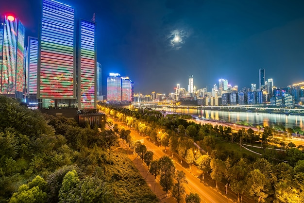 Vista nocturna de la ciudad