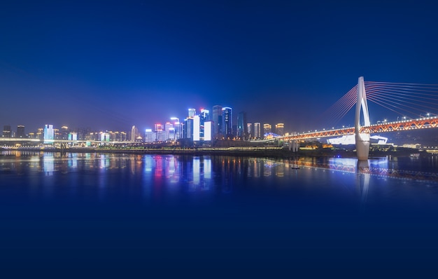 Vista nocturna de la ciudad