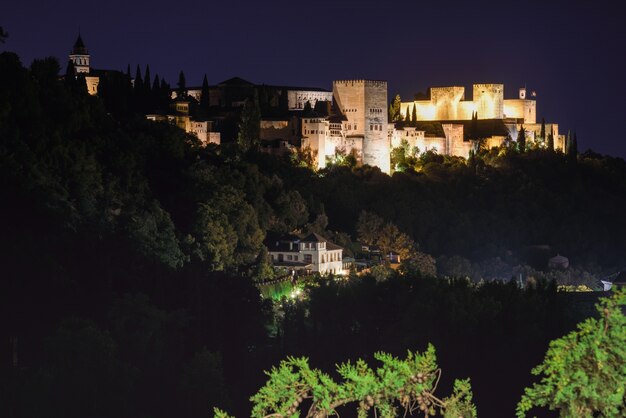 Vista nocturna del famoso palacio de la Alhambra en Granada desde el barrio de Sacromonte,