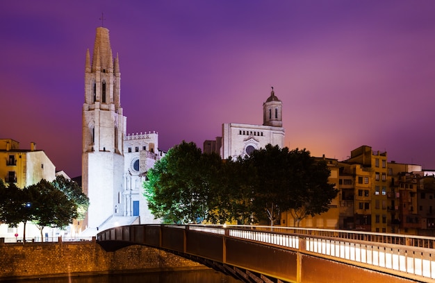 vista nocturna de Girona. Cataluña, España