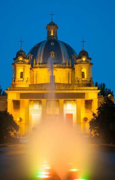 vista nocturna del Monumento a los Caidos