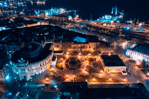 Vista nocturna de la ópera en odessa