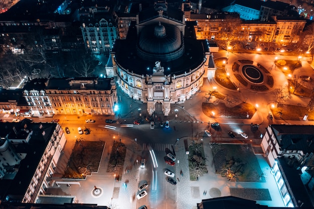 Vista nocturna de la ópera en Odessa