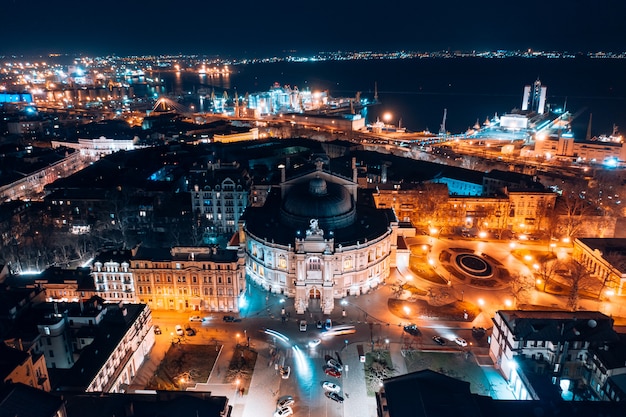 Vista nocturna de la ópera en Odessa
