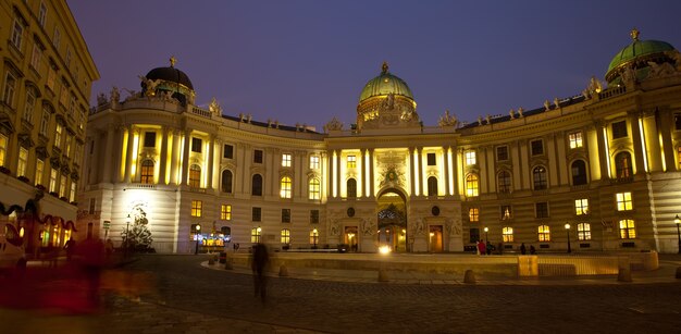 Vista nocturna Palacio de Hofburg. Viena
