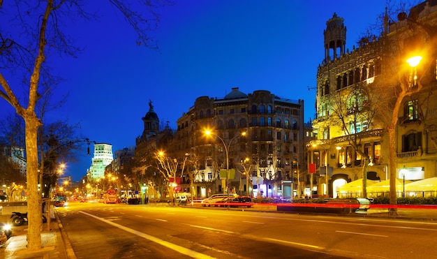 Vista nocturna del Passeig de Gracia en Barcelona, ​​Cataluña