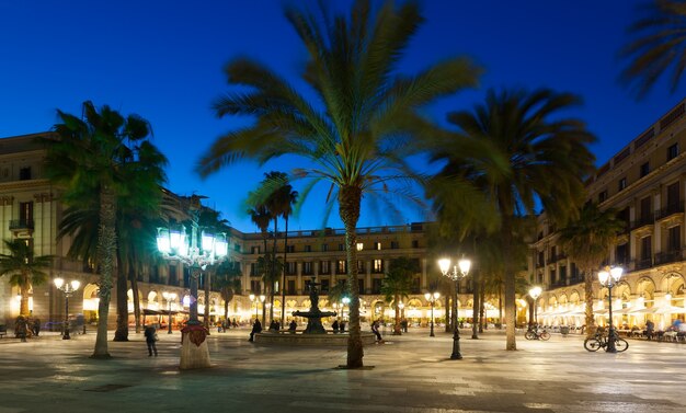 vista nocturna de la Plaça Reial en Barcelona