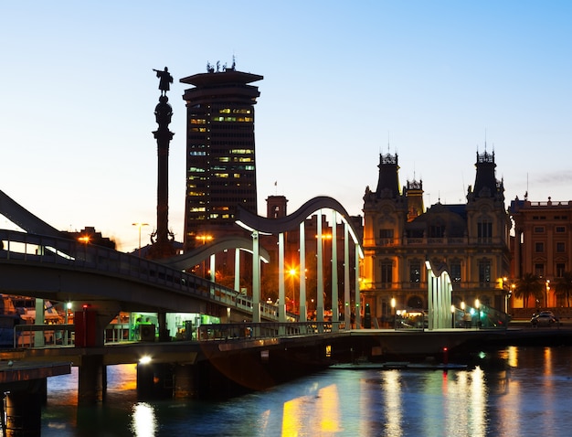 Vista nocturna del Port Vell en Barcelona