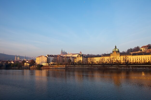 Vista nocturna de Praga