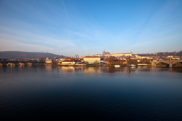 Vista nocturna de Praga