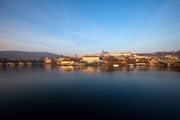 Vista nocturna de Praga