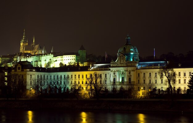 Vista nocturna de Praga