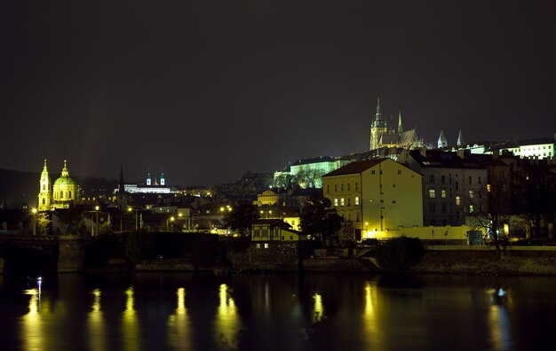 Vista nocturna de Praga