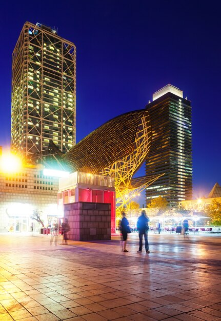 Vista nocturna de rascacielos en Port Olimpic - centro de la vida nocturna en Barcelona, ​​España