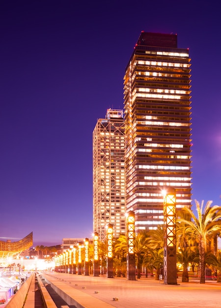 Vista nocturna del rascacielos en Port Olimpic