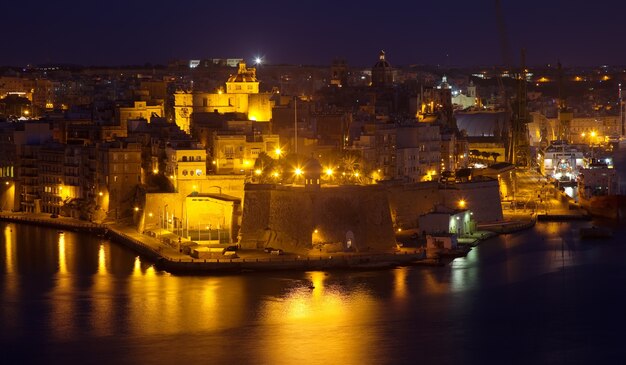 Vista nocturna de Senglea desde Valetta