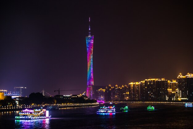 Vista nocturna de la torre de televisión en guangzhou