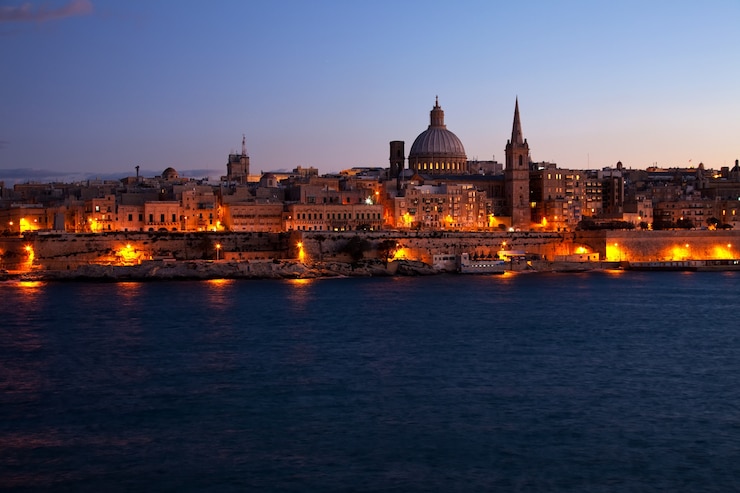 Foto gratuito vista nocturna de la valeta, malta
