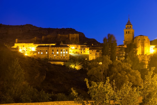Vista nocturna de verano de Albarracin con la iglesia