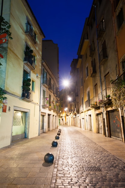 vista nocturna de la vieja calle estrecha de la ciudad europea