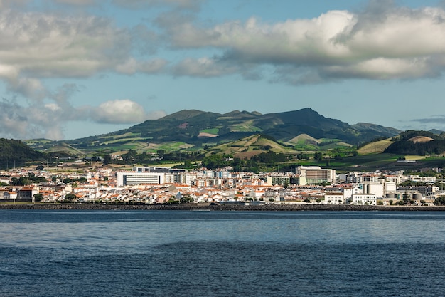 Vista desde el océano en la isla de Sao Miguel en la Región Autónoma Portuguesa de la Isla de Azores.