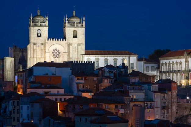 Foto gratuita vista de oporto por la noche, portugal, europa