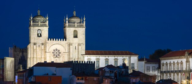 Vista de Oporto por la noche, Portugal, Europa