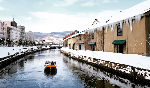 Vista de Otaru Canel en temporada de invierno con el barco turístico de firma, Hokkaido - Japón.