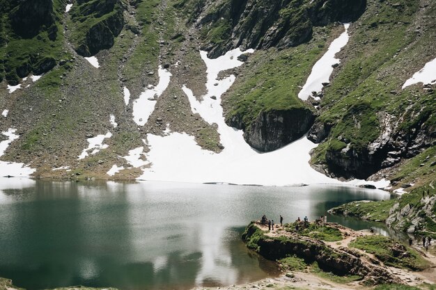 Vista del paisaje del lago Balea en Rumania y las montañas Fagaras en el verano con picos nevados