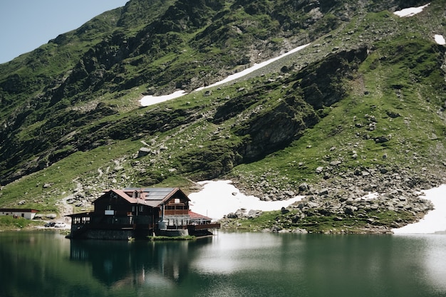 Vista del paisaje del lago Balea en Rumania y las montañas Fagaras en el verano con picos nevados