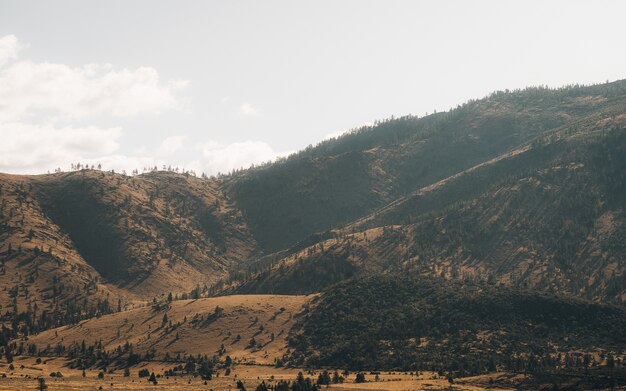 Vista del paisaje de las montañas durante la puesta de sol