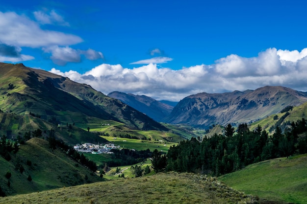 La vista del paisaje de las montañas verdes y los árboles bajo el cielo azul