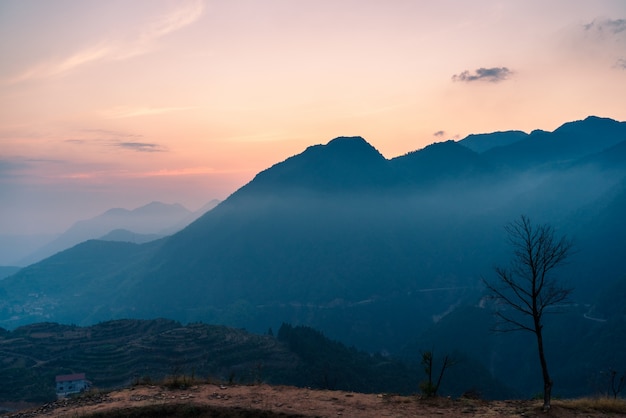 Vista del paisaje de niebla de montaña