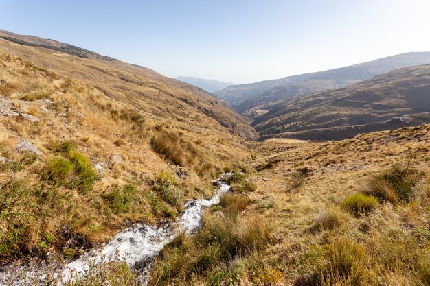 Vista del paisaje seco del valle del río Nacimiento en Sierra Nevada, España