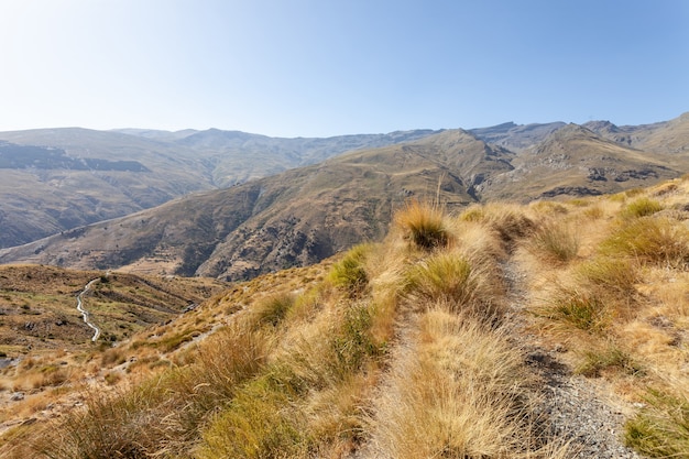 Vista del paisaje seco del valle del río Nacimiento en Sierra Nevada, España