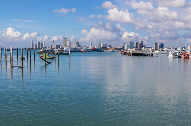 Vista del paisaje urbano y el agua cerca de la playa del distrito de Pattaya Chonburi en el Golfo de Tailandia