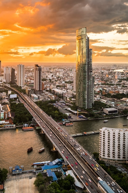 Vista del paisaje urbano y edificio en el crepúsculo en Bangkok, Tailandia