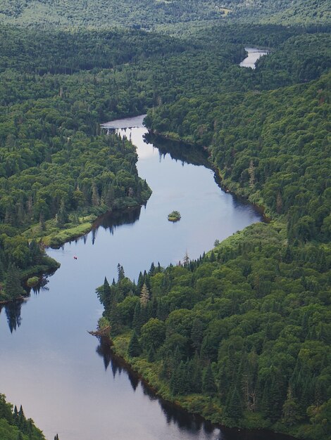 Vista de pájaro al Parque Nacional Jacques-Cartier, Quebec, Canadá en un día soleado