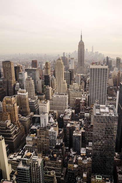 Foto gratuita vista de pájaro del edificio de gran altura en nueva york