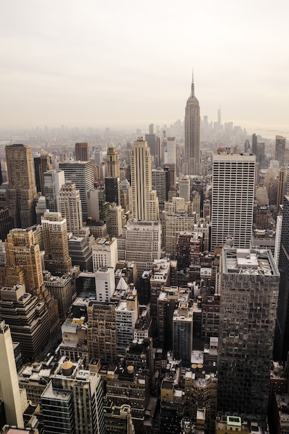 Vista de pájaro del edificio de gran altura en Nueva York