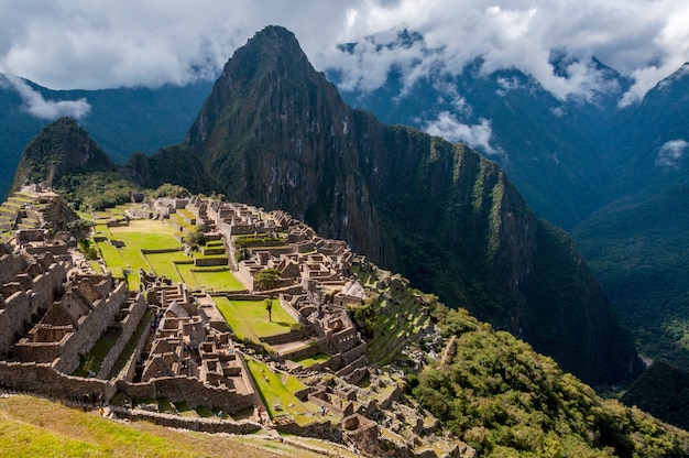 Vista de pájaro de la impresionante montaña Machu Picchu en Perú